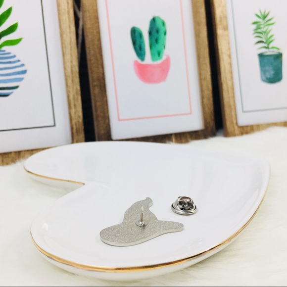 ‼️5 for $25 SALE‼️Wizard Hat in Silver Enamel Pin - Picture 2 of 4